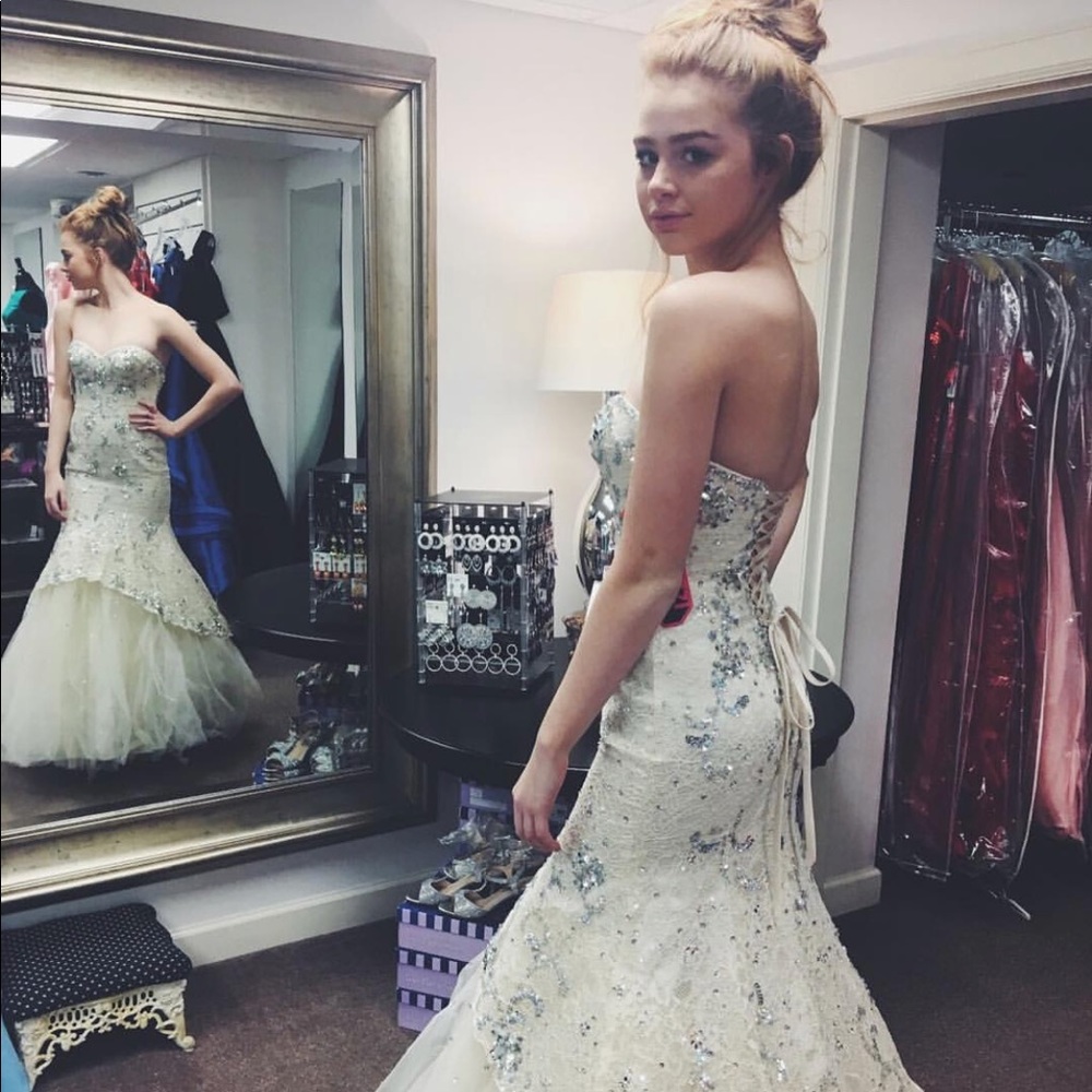 *BEAUTIFUL PROM DRESS* *NEW WITH TAGS*